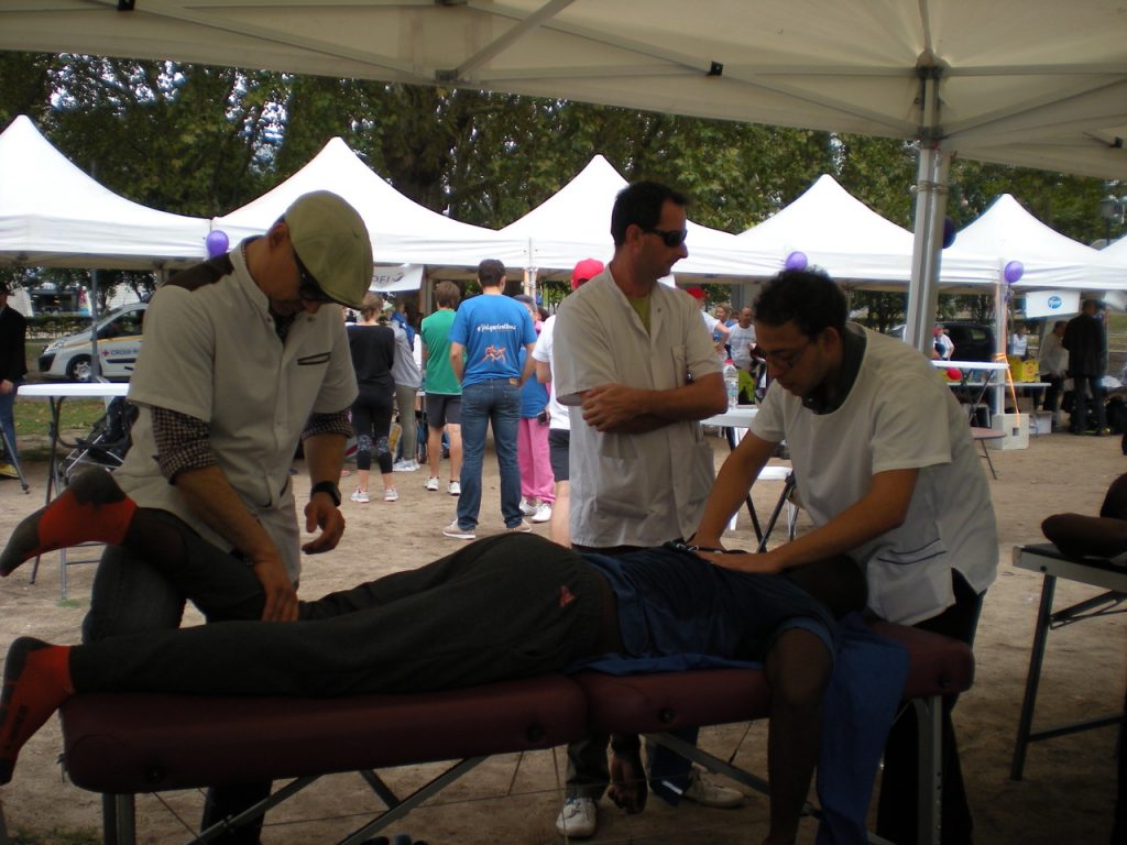 Redda Bakkar et des étudiants en plein massage