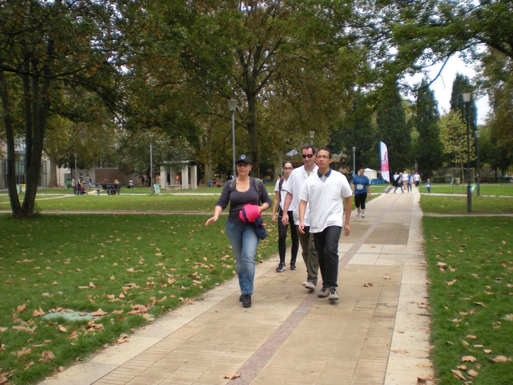 La directrice du centre arrive avec les étudiants