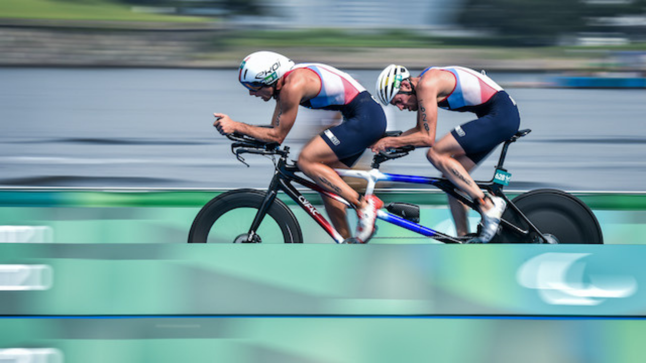 Thibaut Rigaudeau (à droite) et son guide jurassien Cyril Viennot aux Jeux Paralympiques de Tokyo en août 2021 - Photos Janos Schmidt-Delly Carr / World Triathlon