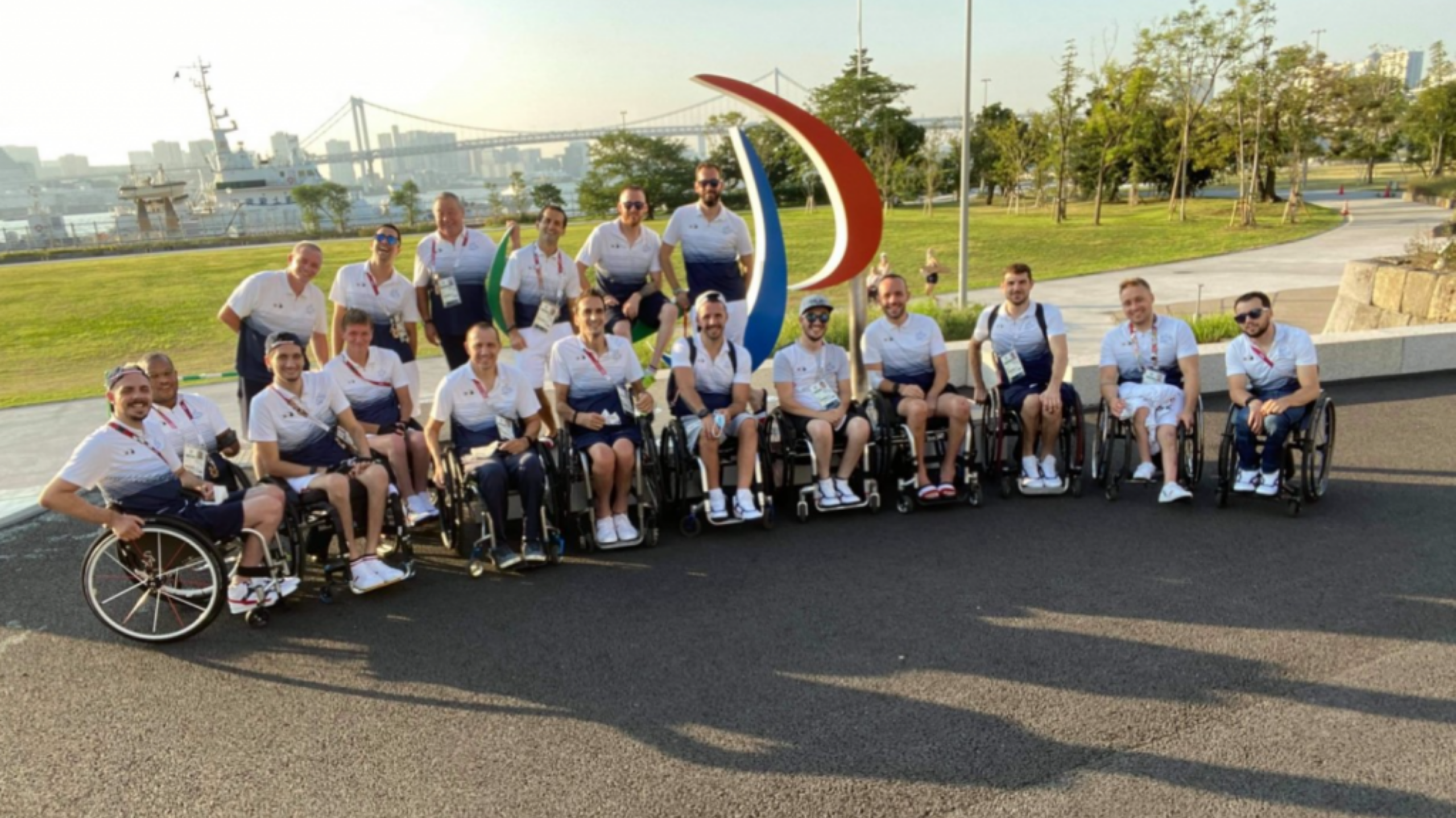 toute l'équipe de rugby fauteuil