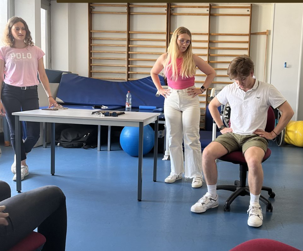 Photo des étudiants présentant des exercices en salle de pratique du CFRP.