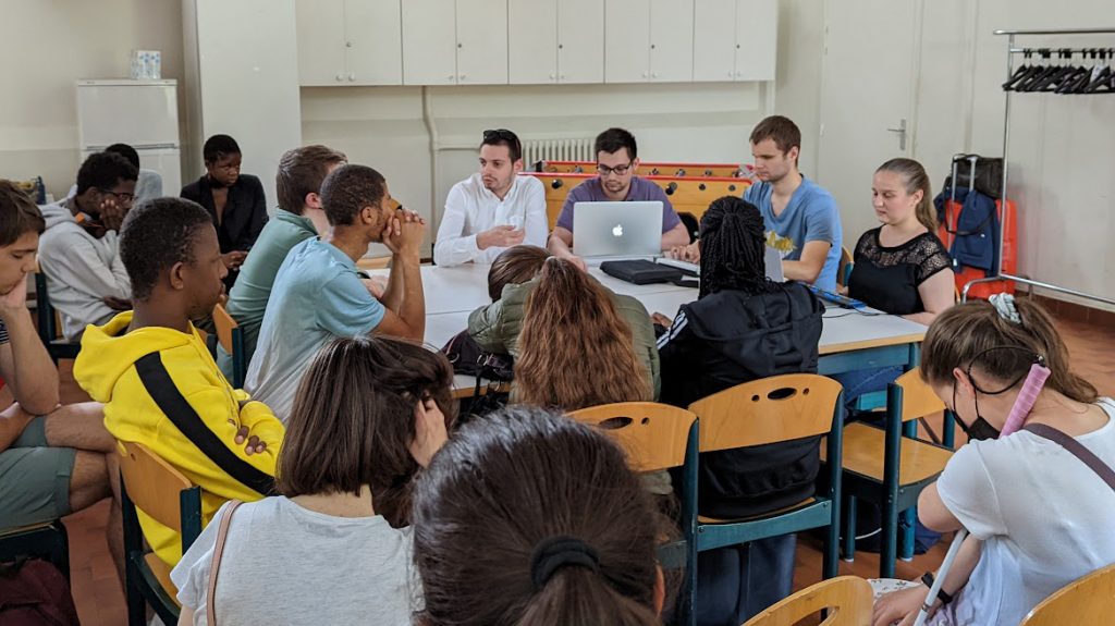 Photo des étudiants du CFRP face aux élèves de l'INJA.