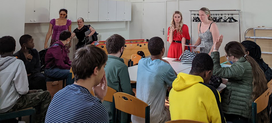 Audrey et Juliette face aux élèves de l'INJA