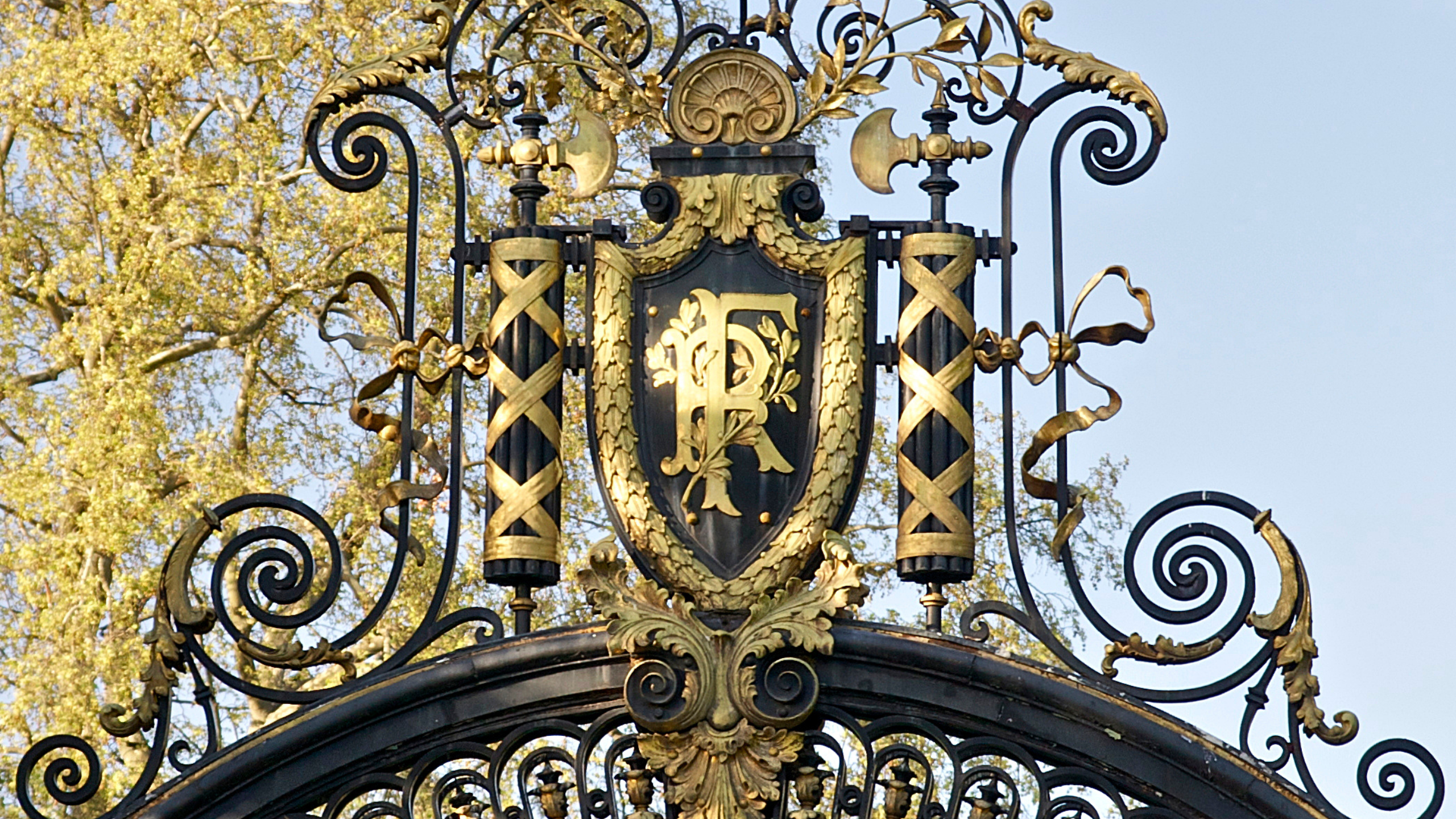 Partie haute de la grille du coq du palais de l'Élysée.