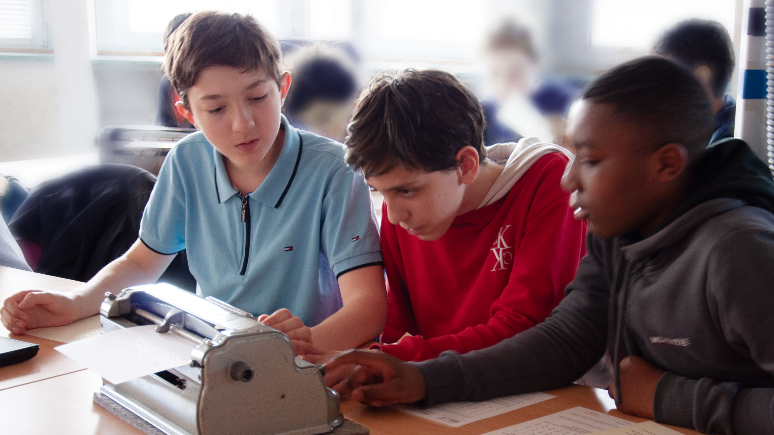 Collégiens du collège Le Cèdre lors d'une initiation au braille