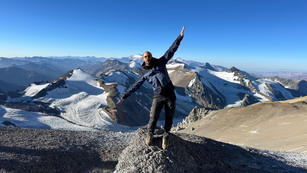 Frédéric SFEIR, lors de l'ascension de l'Aconcagua, paysage montagneux et enneigé en fond