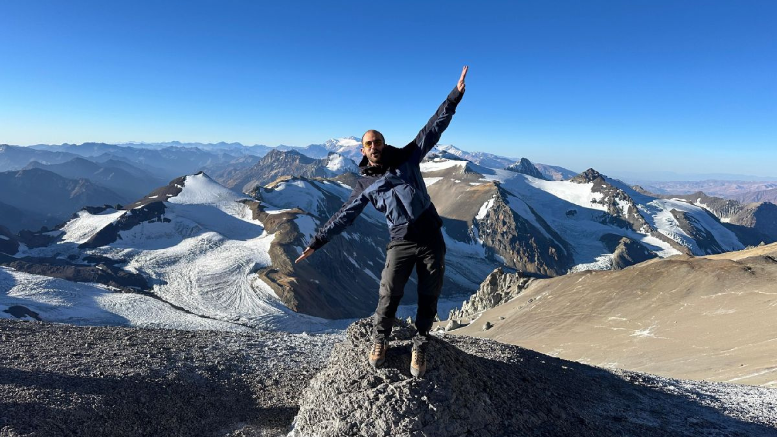 Frédéric SFEIR, lors de l'ascension de l'Aconcagua, paysage montagneux et enneigé en fond